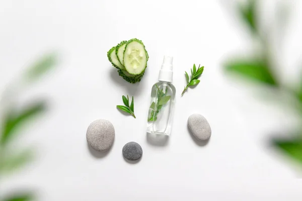 Cosmética Líquida Natural Planas Gel Limpiador Transparente Rodaja Pepino Piedras — Foto de Stock