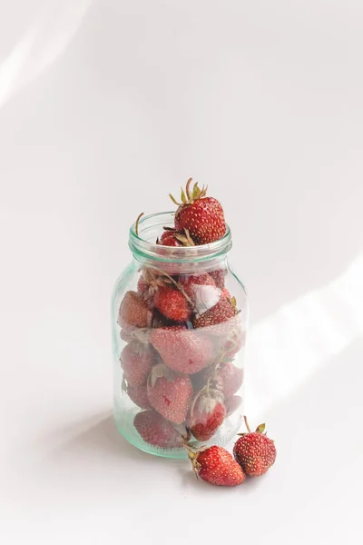 유리병에 딸기를 넣고. 여름 작문, 최소한의 스타일 — 스톡 사진