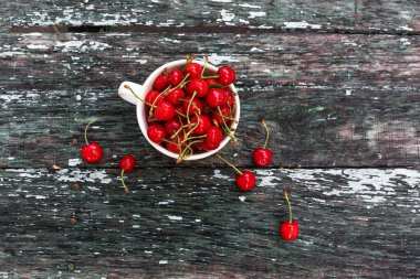 Tahta bir fonda olgun kiraz çileği.