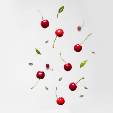 Yaz arkaplanında yeşil yapraklı olgun kiraz çileği. Düz konum, üst görünüm, kopyalama alanı