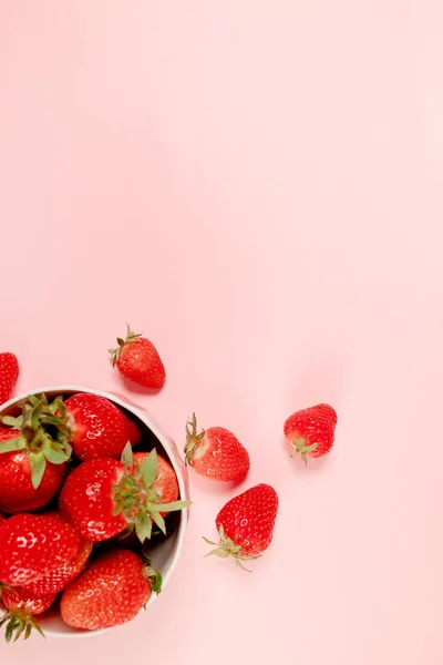 분홍색 배경에 딸기가 있는 찬장입니다. Summer composition, vertical photo — 스톡 사진