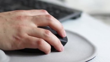 Öğrenci elleri klavyede yazarken ve fareyi ışıkta tutarken