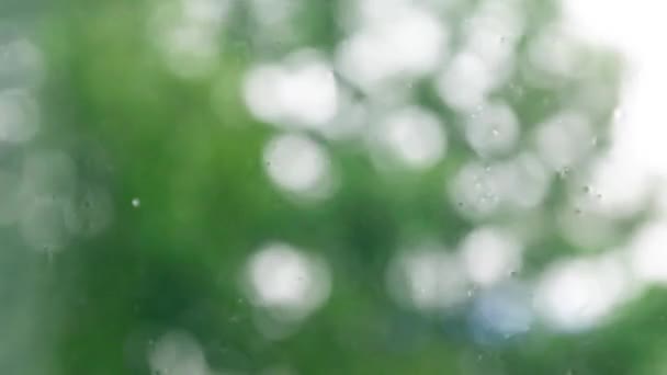 Chuva forte, close-up de gotas de chuva em vidro de janela — Vídeo de Stock