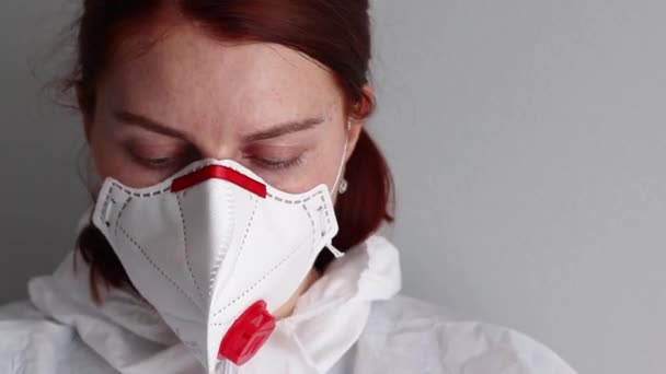 Женщина-врач носит очки, маску и защитную одежду для защиты от вируса, эпидемический коронавирусный ковид 19 — стоковое видео