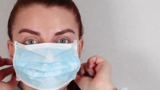 Het meisje draagt een beschermend masker. Nieuw coronavirus 2019-nCoV, covid 19 — Stockvideo