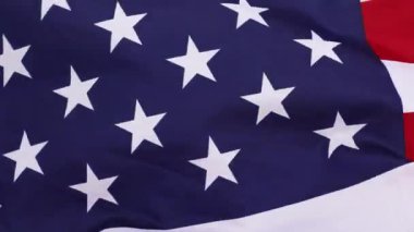 American Flag Waving 'e yakın çekim. ABD Bayrağı Rüzgarda Çırpınıyor.