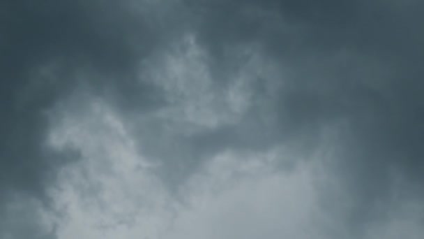 Dunkle Regenwolken vor Gewitter und Sturm. — Stockvideo