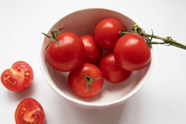 Beyaz arka planda beyaz bir kasede taze kiraz domatesleri. Çiğ gıda ve sebze kavramı Çiğ gıda ve sebze kavramı
