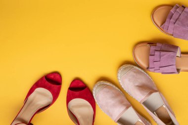 Sarı arka planda şık bir kadın ayakkabısı koleksiyonu. Güzellik ve moda konsepti. Üst manzara, düz uzanma