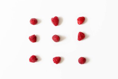 Beyaz arka planda taze ahududu seti