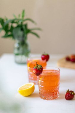 Masada çilekli limonata var. Buzlu yaz içkileri