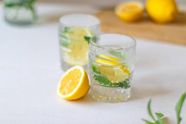 Yaz partisi için beyaz arka planda cam içinde ferahlatıcı limonata manzarası. Buzlu yaz içkileri