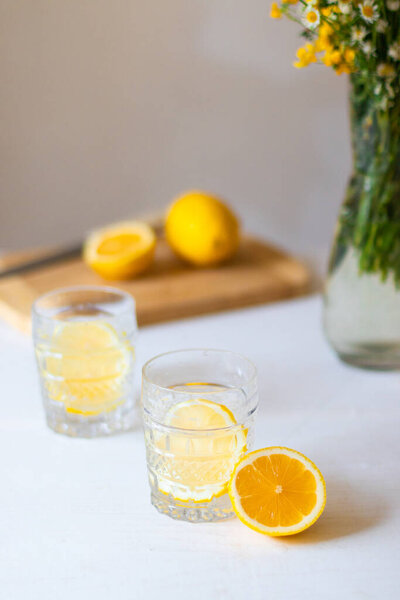 Стекло с лимонадом или коктейлем мохито. Летние напитки со льдом
