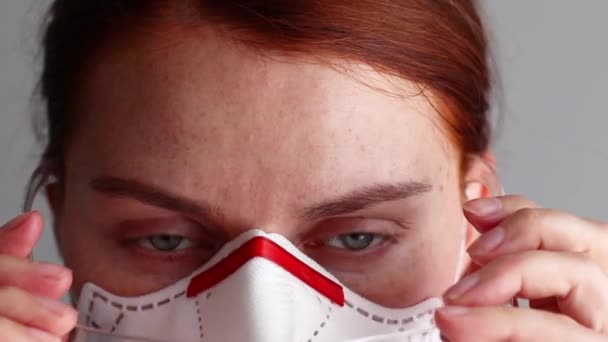 Il primo piano della donna indossa tute protettive personali, occhiali, maschere e guanti per la disinfezione e la decontaminazione in un luogo pubblico per ridurre la diffusione della malattia durante la crisi covid-19. — Video Stock