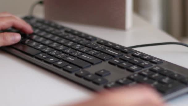 Manos femeninas escribiendo en el teclado de la computadora en la mesa blanca, de cerca. Concepto de trabajo remoto . — Vídeos de Stock