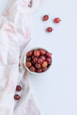 Beyaz arka planda bir kasede taze bektaşi üzümü. en üstteki görünüm