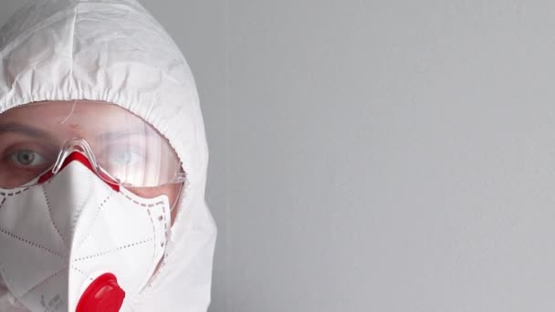 Ženy nosí osobní ochranné obleky, brýle, masky a rukavice pro dezinfekci a dekontaminaci na veřejném místě, aby se snížilo šíření nemocí během krize covid-19. — Stock video