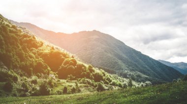 Parlak dağ manzarası. Yeşil tepeler.