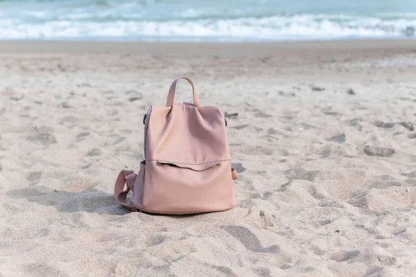 海の景色を望むビーチで女性用ピンクのバックパック — ストック写真