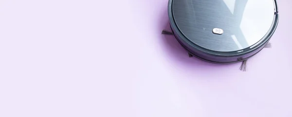 Aspirador Robot Negro Controlado Por Wifi Aislado Sobre Fondo Púrpura — Foto de Stock