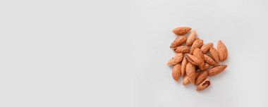 Taze bademlerin üst görünüm bileşimi. Fındıklar. Gri arkaplanda kopya alanı var.