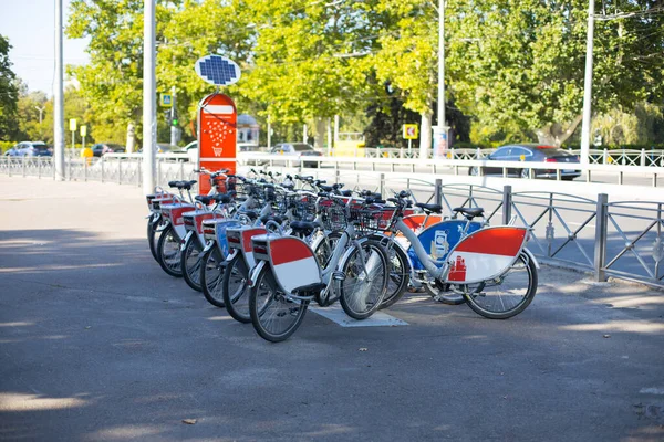 Fahrräder Zum Verkauf Oder Verleih Der Stadtstraße — Stockfoto