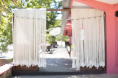 Güneşli bir günde kumsalda boş bir kafe. Seyahat ve tatil kavramı