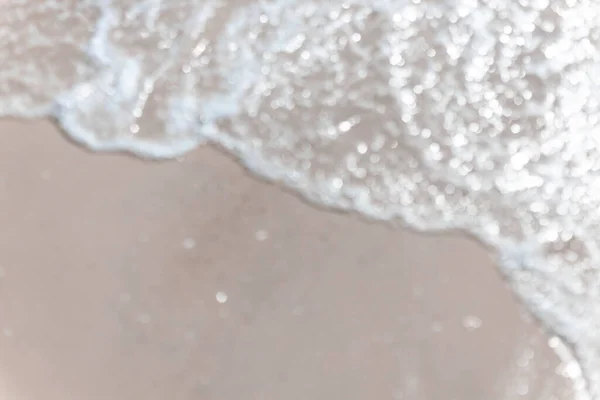 Beach sand bakgrund med vågor och copyspace — Stockfoto