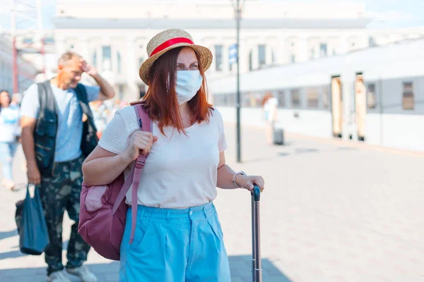 Turista lány kalapban bőrönddel az állomáson, koronavírus, kovid 19 védelem — Stock Fotó