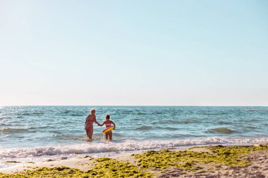 Anne ve küçük kızı eğleniyor. Seyahat ve tatil kavramı