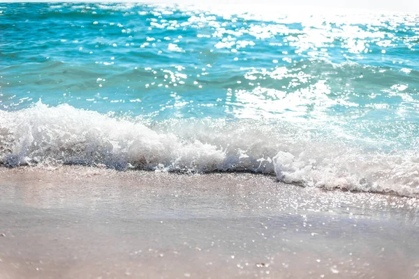 Hermoso paisaje de olas de mar golpeando en la orilla de la playa en el día soleado —  Fotos de Stock