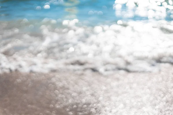 Bela paisagem de ondas do mar lambendo na costa da praia em um dia ensolarado — Fotografia de Stock