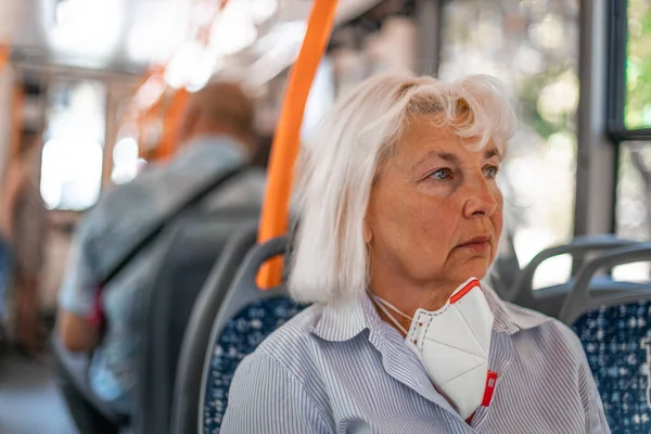 Портрет блондинки на общественном транспорте. Леди сняла защитную маску. — стоковое фото