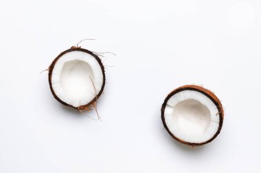 Gri arka planda iki yarım hindistan cevizi. Sağlıklı sağlıklı gıda konsepti