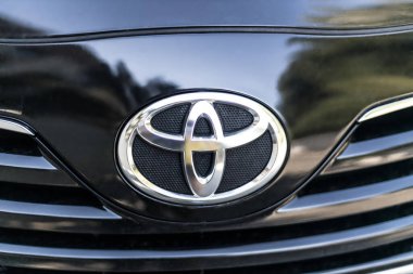 Odessa, Ukrayna - Ağustos 06, 2020: siyah bir Toyota arabasının logosunu kapat.