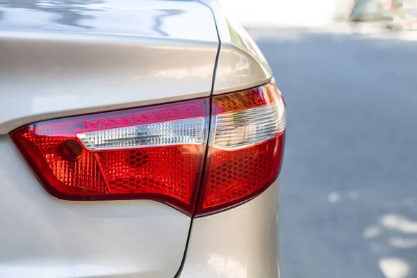 Primer plano del faro del coche. Las luces del coche alertan a los conductores para tener cuidado —  Fotos de Stock