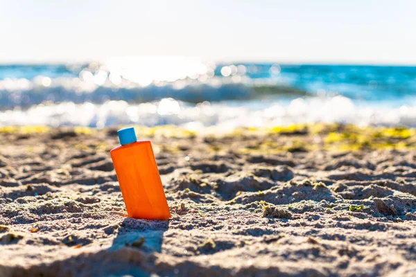 Garrafa Proteção Solar Garrafa Creme Branco Areia Perto Mar Proteção — Fotografia de Stock