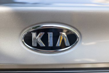 Odessa, Ukrayna - 4 Ağustos 2020 KIA Silver Logo. 1944 'te kurulan Kia Motors Güney Kore' nin ikinci büyük otomobil üreticisi..