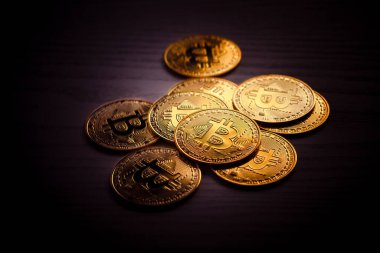 Bitcoin paraları siyah arkaplanda izole edilmiş. Şifreli para birimi Altın Bitcoin, BTC, Bit Coin. Engelleme zinciri