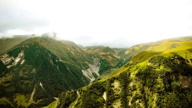 Çimenli tepeden Kazbek dağlarına güzel panoramik manzara.