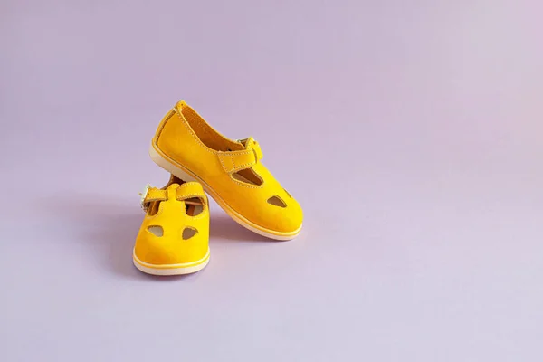Helder Geel Paar Schoenen Lila Effen Kleur Achtergrond Met Een — Stockfoto