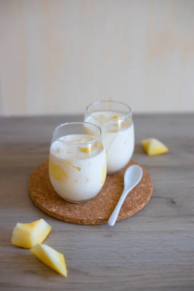 Leckeres Süßes Sahneeis Dessert Mit Melone Gläsern Auf Holzgrund Vertikales — Stockfoto