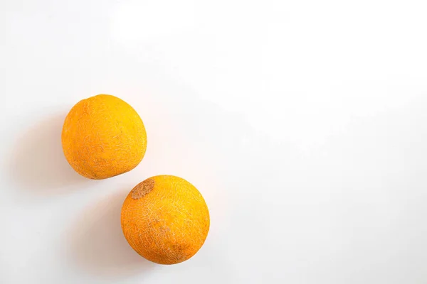 Due Meloni Maturi Profumati Fondo Bianco Vista Dall Alto Piatta — Foto Stock