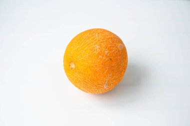 Beyaz arka planda olgun sarı kavun