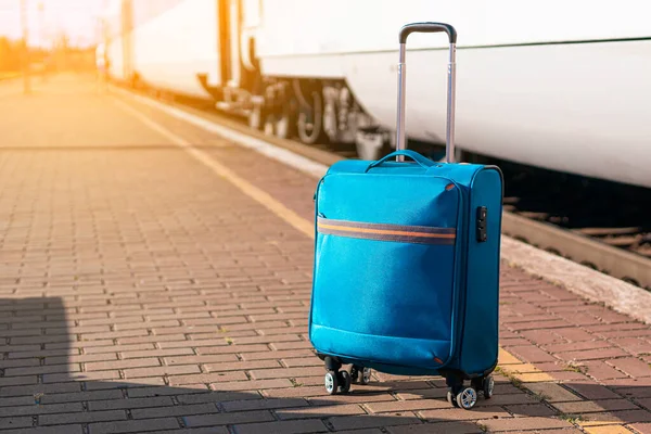 Blauwe Handbagage Koffer Een Perron Van Het Station Bij Trein — Stockfoto