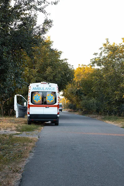 Sanitka Kraji Silnice Koncept První Pomoci — Stock fotografie