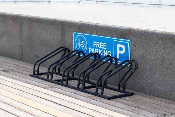 Kostenloser Parkplatz Für Fahrradtransporte Der Nähe Des Meeres — Stockfoto