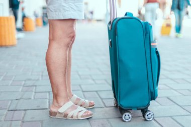 Havaalanına giden bavullu bir kadın turist. Seyahat ve Boş Konseptler