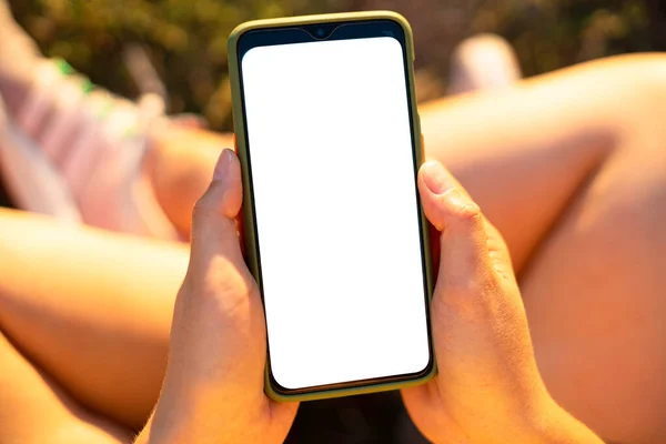 Tangan wanita memegang ponsel hitam dengan layar kosong. Teknologi dan konsep gaya hidup modern. — Stok Foto