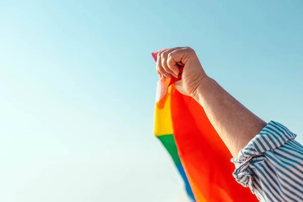 Colorido Arco Íris Gay Orgulho Bandeira Sendo Acenado Brisa Por — Fotografia de Stock